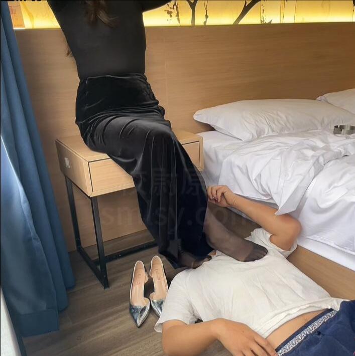 酒店约舔黑丝旗袍妹妹-4