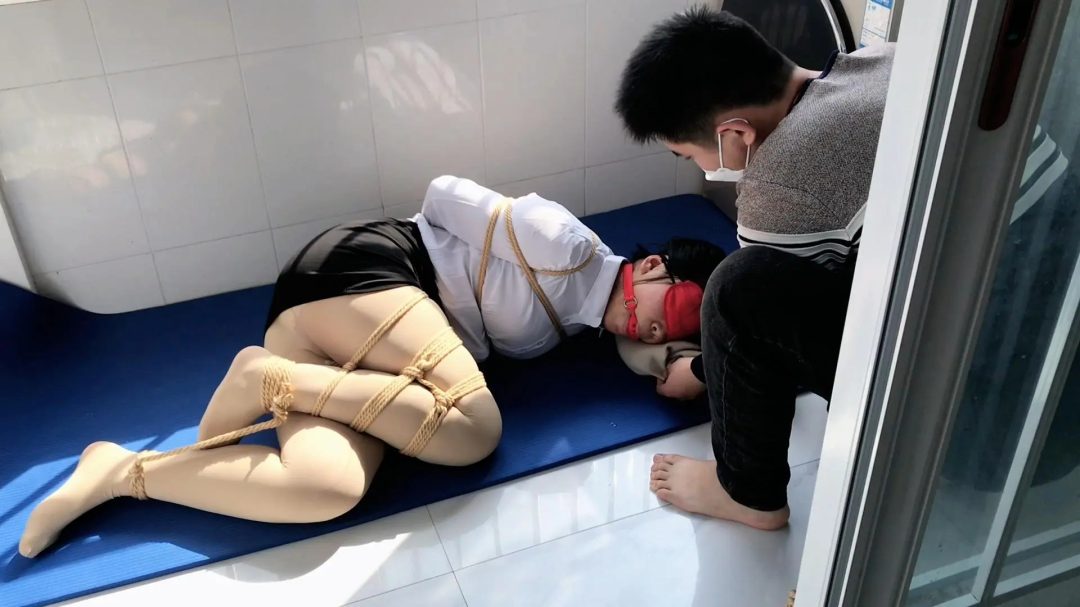 阳台上被折磨到嘤嘤叫的女生~~-2