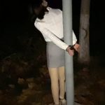 带着手铐脚链逛户外公园，后来又被铐在杆子上
