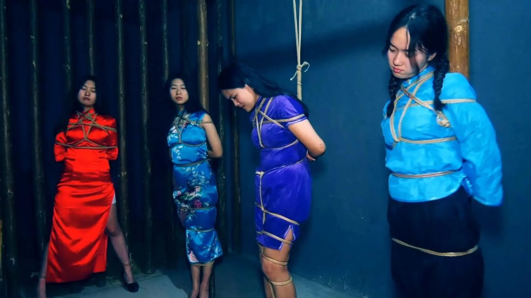 新片《女子特别行动队》 中集 她们执行任务的时候遇见土匪，被土匪绑上山寨-8
