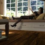 （妹妹的紧缚惩罚）百合系列，妹妹在手机上被姐姐发现，接受捆绑惩罚......双人捆绑，胶带严密堵嘴，黑丝紧身，肉丝休闲
