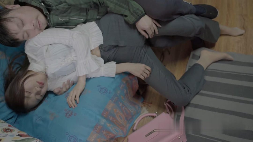 老梦视觉 入室迷晕疯狂舔女上司丝袜美脚-3