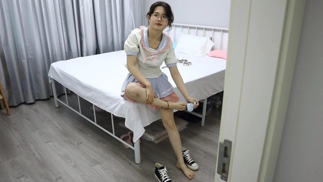 汤圆 家中镣铐手脚枷自缚 被室友发现威胁 挠脚挠全身TK 手铐脚铐脚趾铐-1