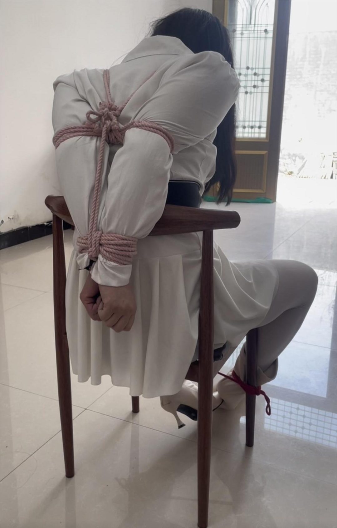 被发现的白丝女盗窃贼-2