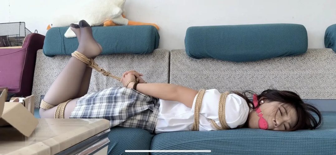 《直播事故》小姐姐是一位卖货主播，接到公司电话要求卖道具，直播过程中被坏人捆绑想办法获救，最后采访-8