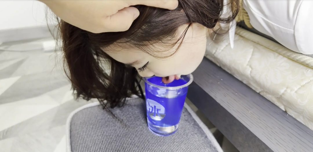 原创 圈养小秘书 丝袜嘟嘴缠胶带 蹂躏胸腿脚 日式后手缚 舔水 迷晕 驷马放置挣扎-8