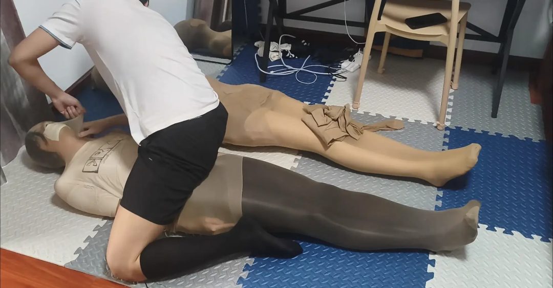 特殊订单三：情侣双人丝袜全包进笼子当脚垫-4