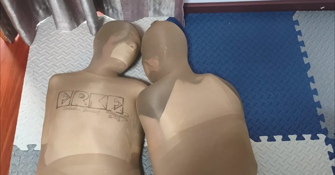 特殊订单三：情侣双人丝袜全包进笼子当脚垫-3
