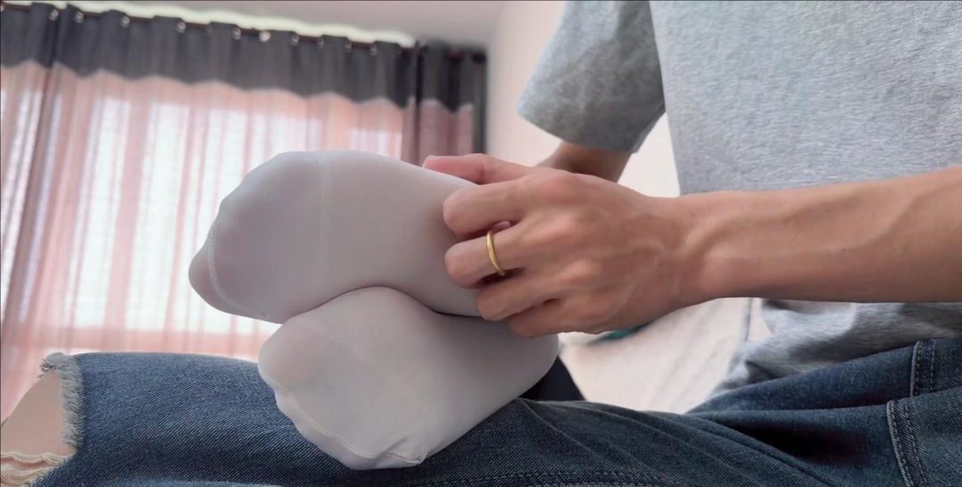 【玉足白丝新神话】 白丝 靴子 行李箱 tk灵儿的玉足被玩的体无完肤-2