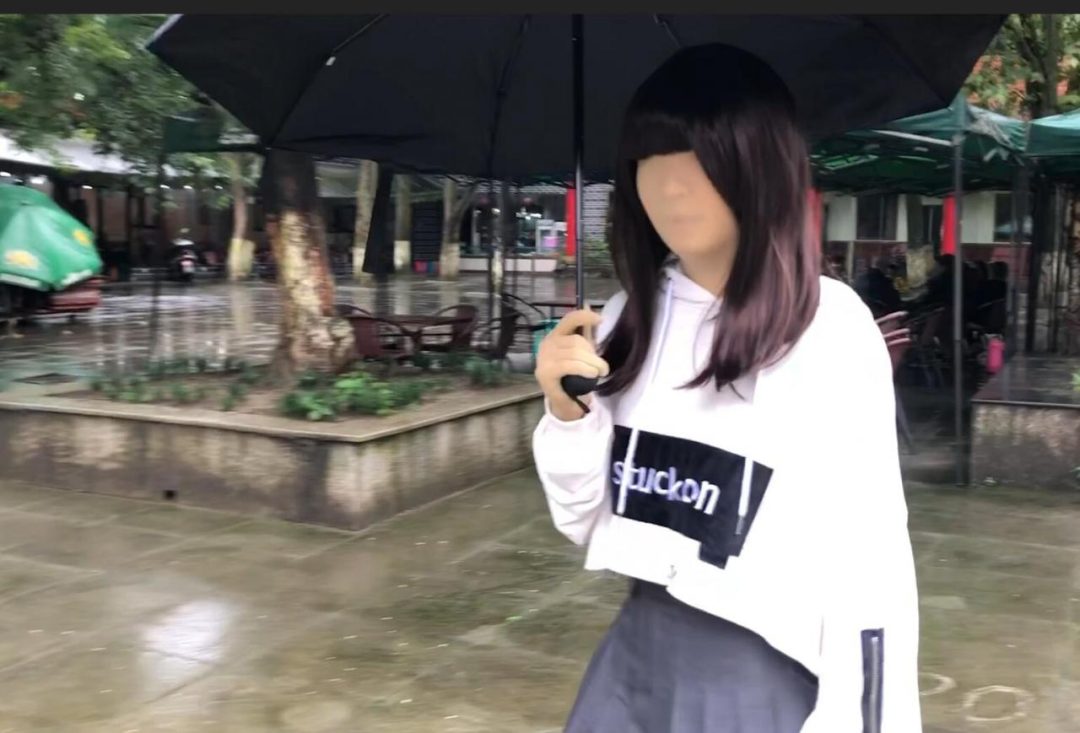 公园套圈，大白天的穿着zentai到公园套圈，没想到雨天还这么多人-6