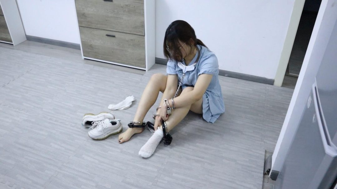 趾间艺束工作室 婉婉 渣男前任被捕 审讯审判处决 挠脚挠全身TK 手铐脚铐脚镣 超怕痒的眼镜娘-4