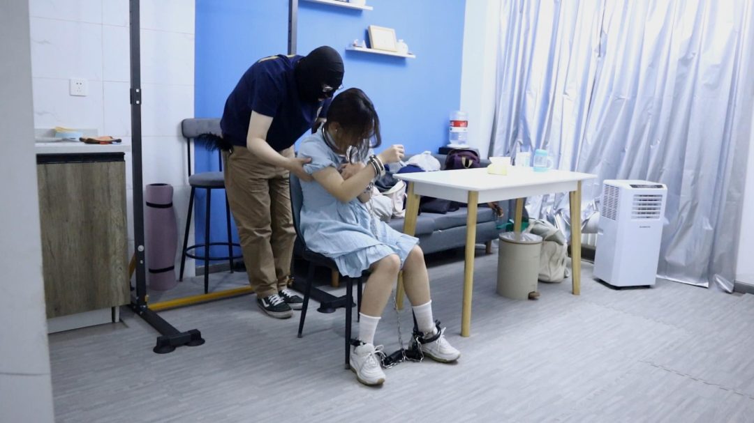 趾间艺束工作室 婉婉 渣男前任被捕 审讯审判处决 挠脚挠全身TK 手铐脚铐脚镣 超怕痒的眼镜娘-2