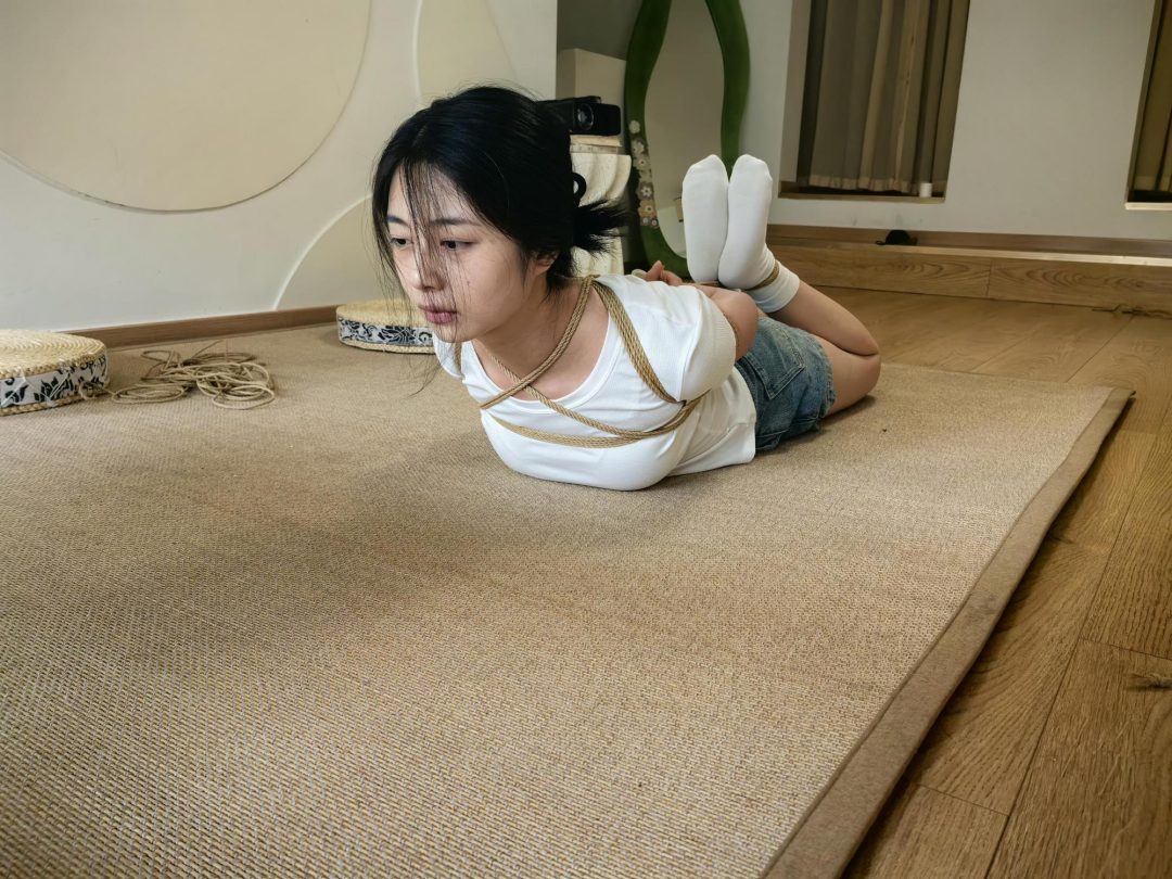 绳艺日常，超可爱的眼镜妹，还挺耐绑-7