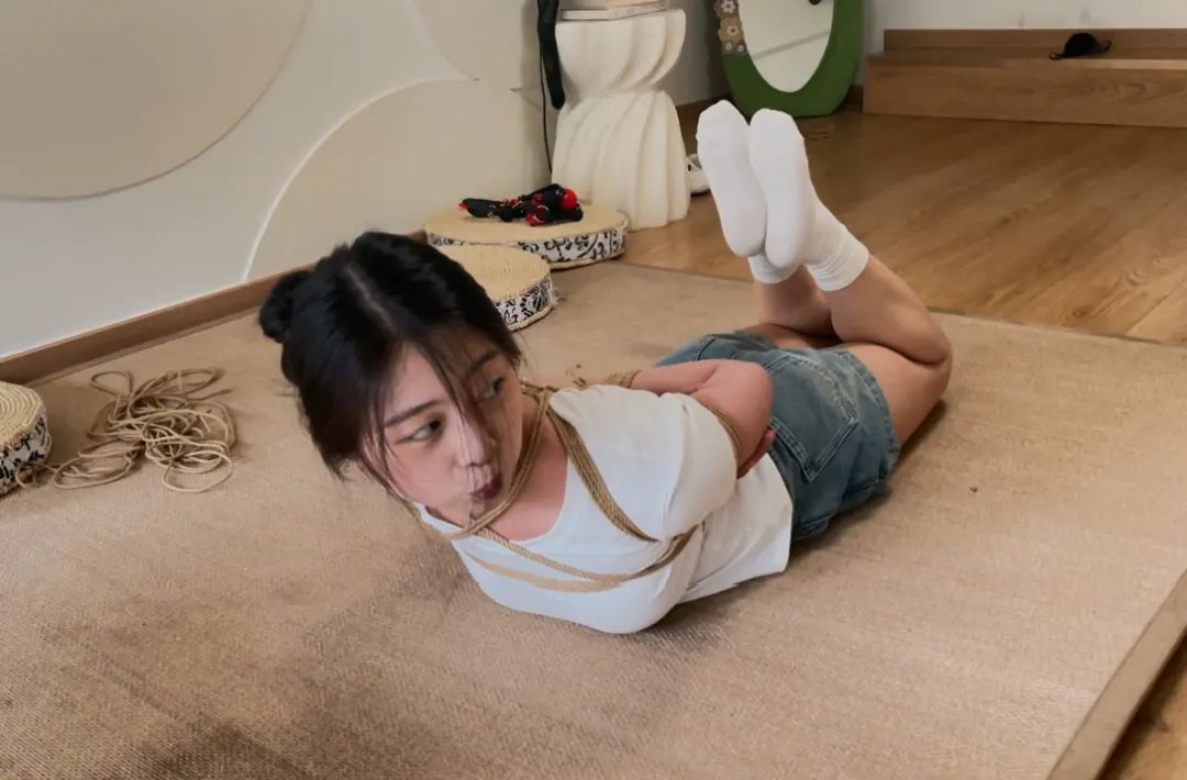 绳艺日常，超可爱的眼镜妹，还挺耐绑-5