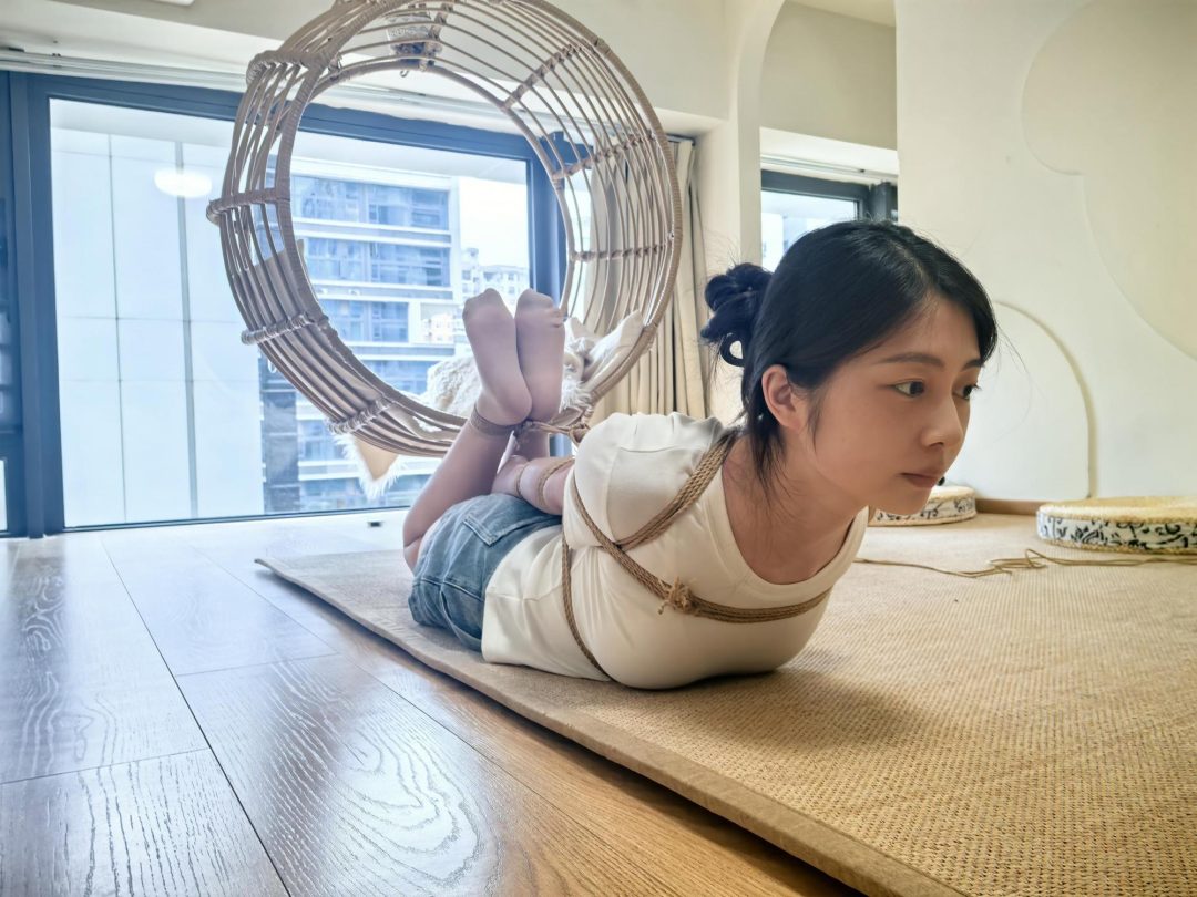 绳艺日常，超可爱的眼镜妹，还挺耐绑-4