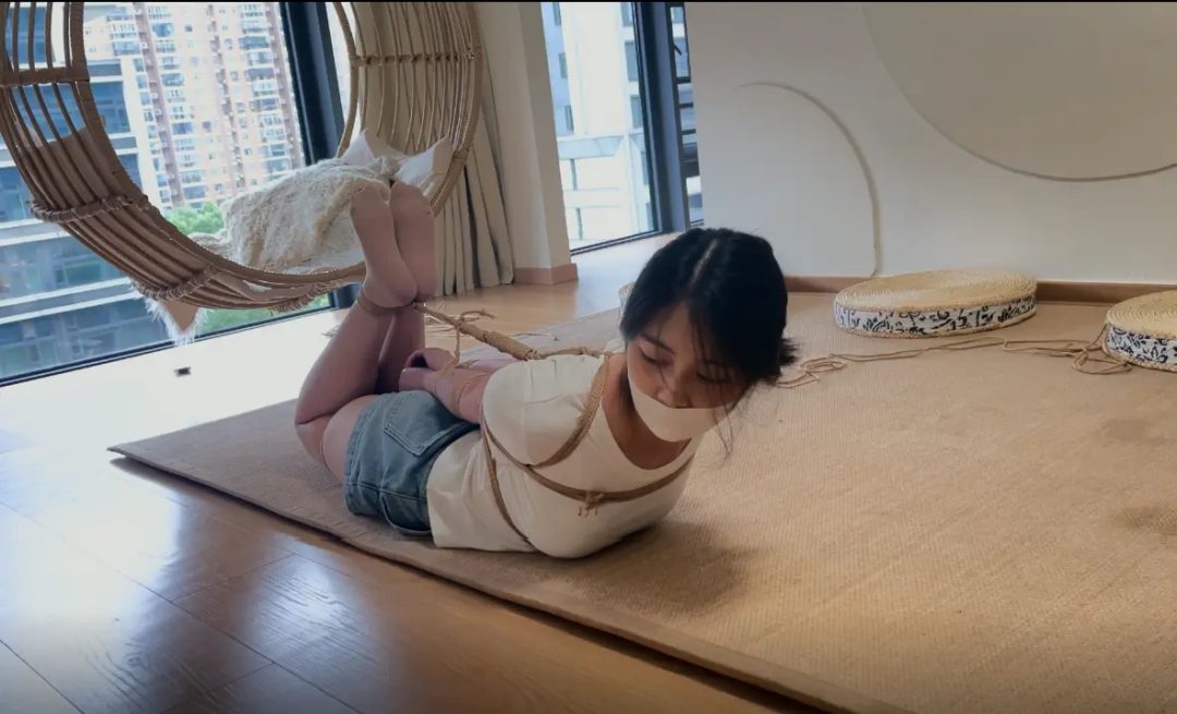 绳艺日常，超可爱的眼镜妹，还挺耐绑-2