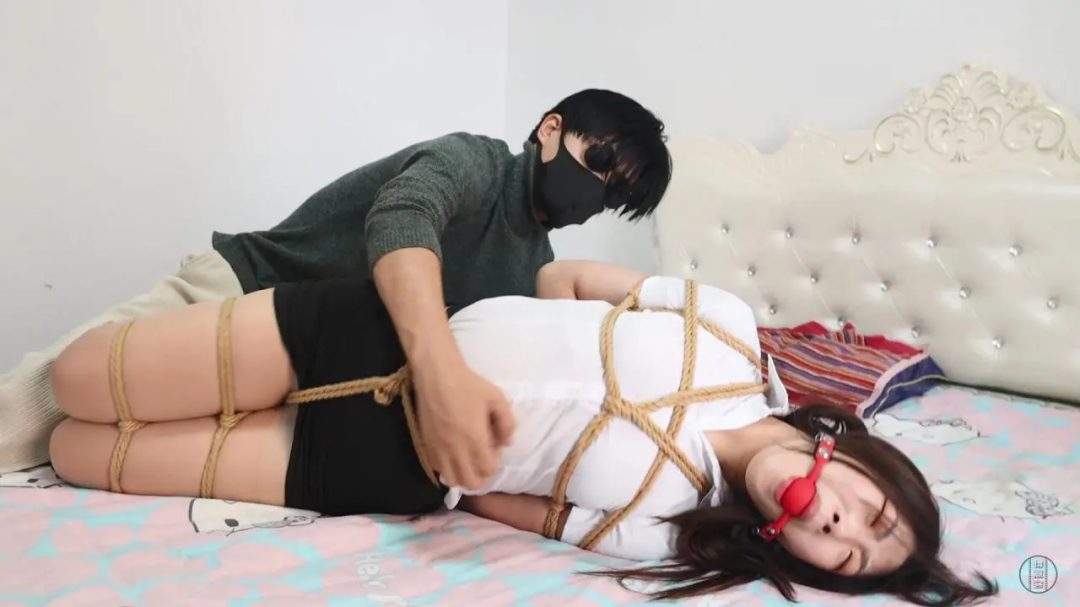 老板与秘书02 OL装驷马捆绑挠脚心-1
