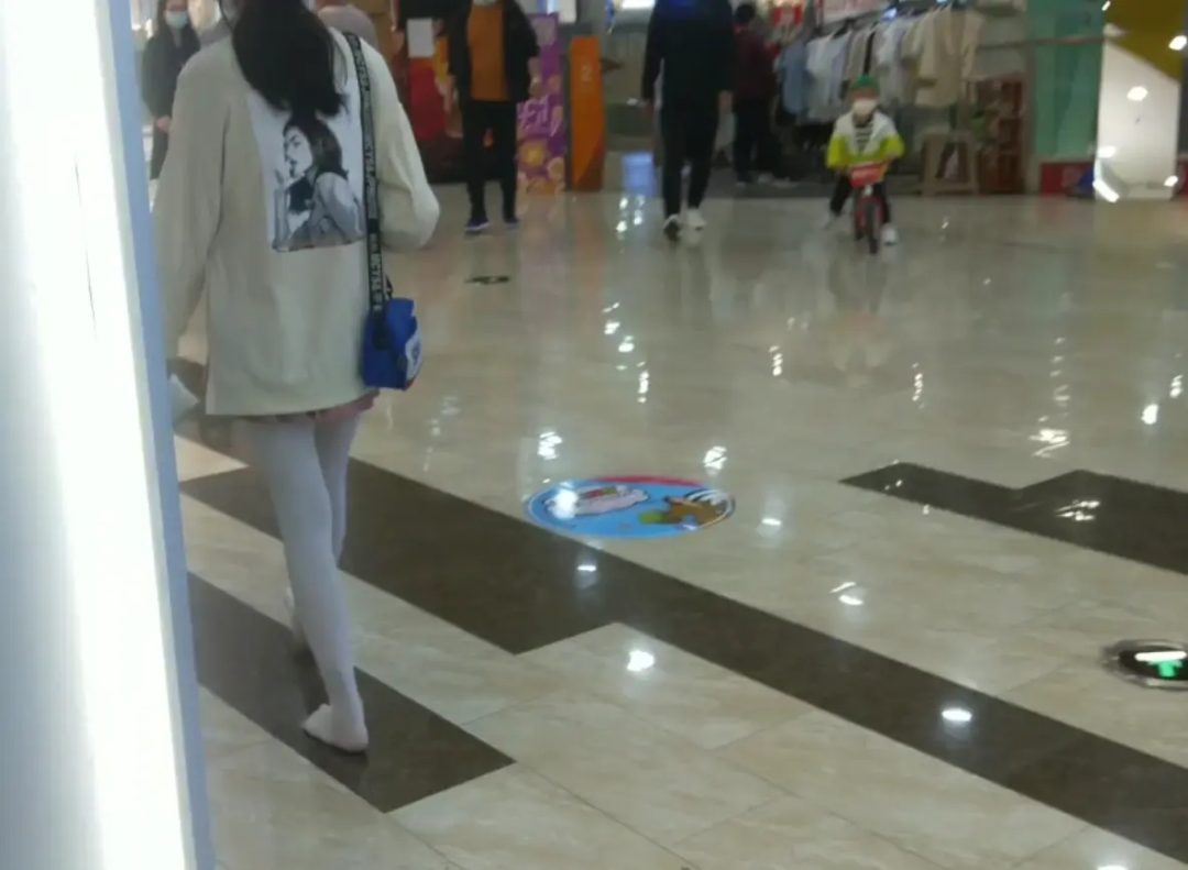 商场白丝jk赤脚散步 不惧众人违规-4