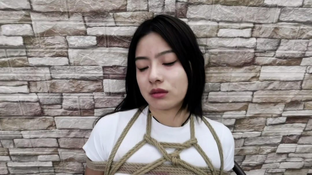 定拍转公映:放高利贷老板希希去讨债被变态狂人同毛巾把其蒙晕绑起来玩弄折磨..-3