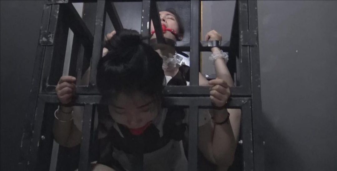 《女仆的惩罚》 两女仆被女王固定在笼子里-1