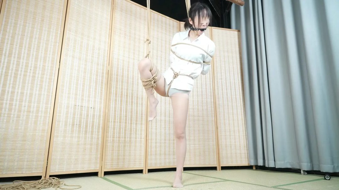 【嗷嗷】白衬衣单脚吊缚，肌肉贴封眼！-3