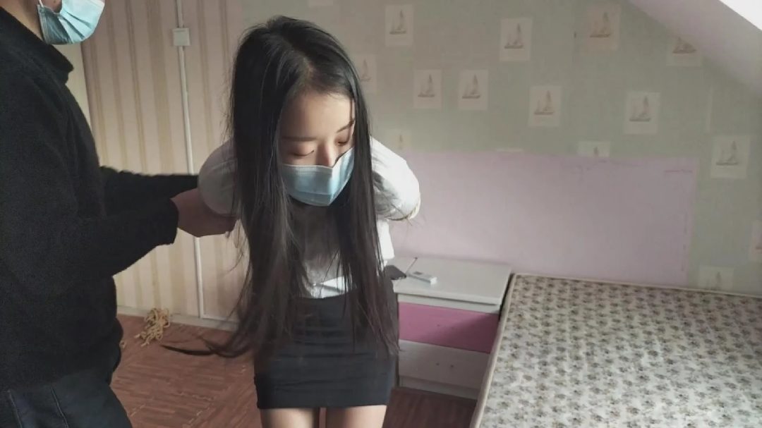 大学生捆绑训练 驷马放置脚心挠痒痒 最后给她带上扣球 蒙上眼睛 让她在房间里完成寻找自己手机的任务-1