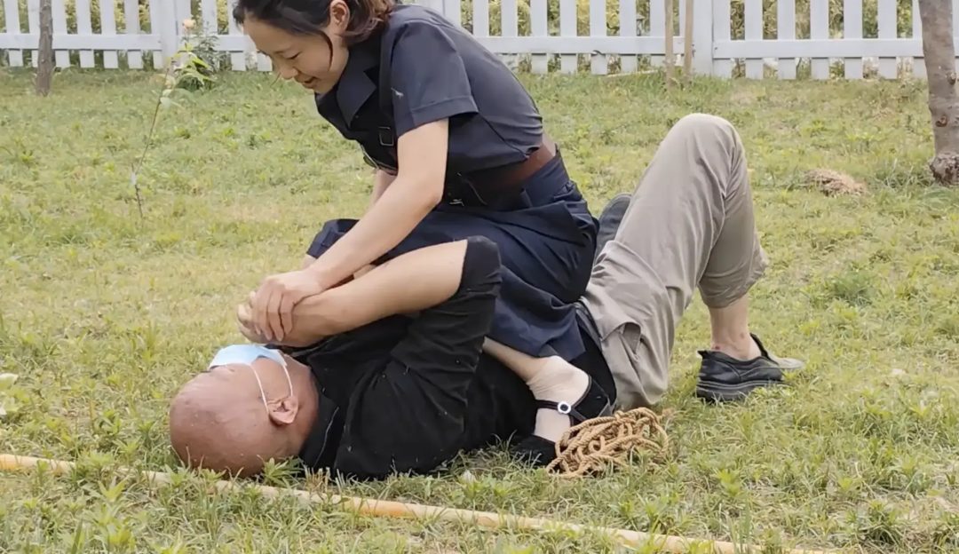 静雅 美女小丽审问处决-2