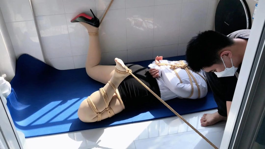 阳台上被折磨到嘤嘤叫的女生~~-3