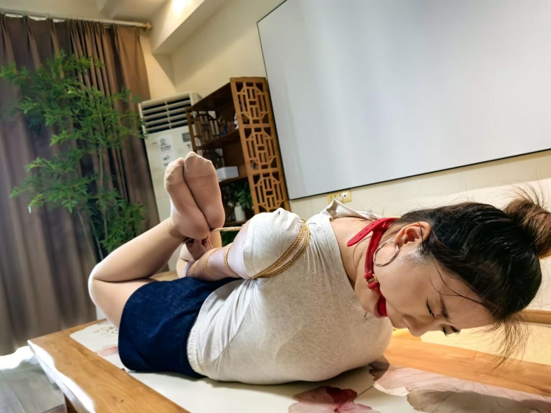 绳子日常：三种绑法，看妹子挣脱的满头大汗-7