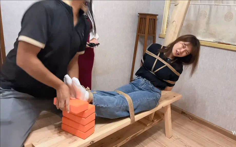 美女审问 捆绑 动用 酷刑 tk 拖鞋 白袜子 老虎凳-5