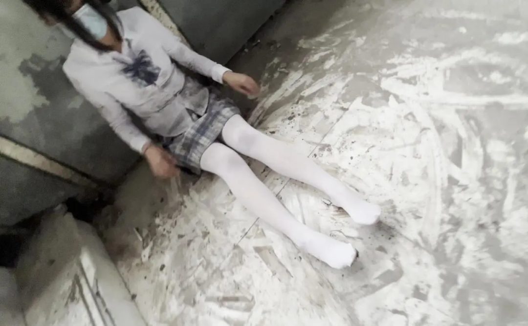 白丝jk妹子地库男厕所打滚浑身弄脏 视觉冲击-7