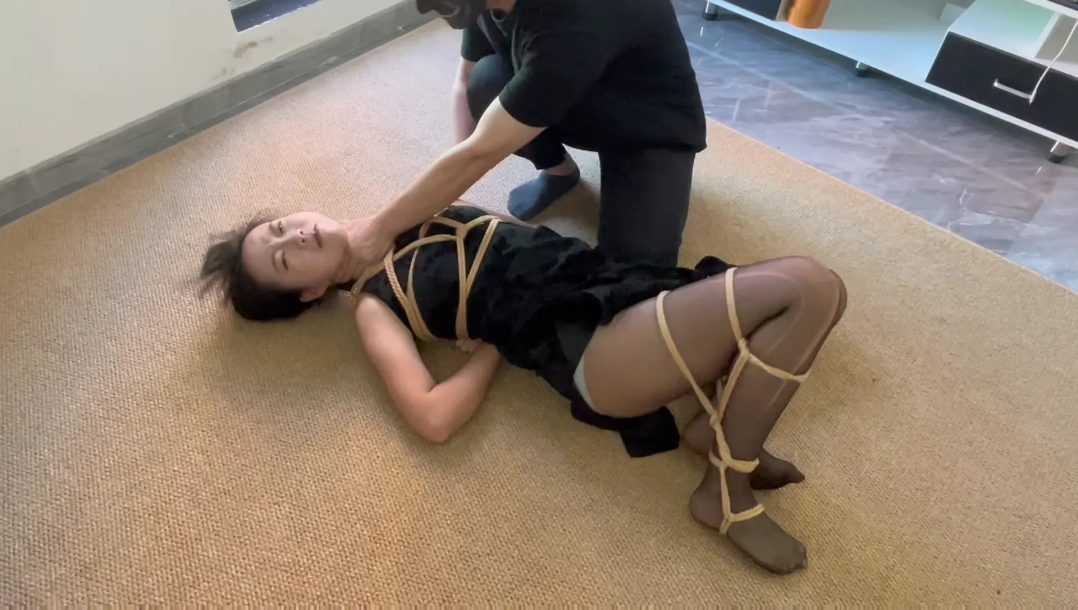 原创 纯TK视角 电梯偶遇高傲普信女 把她弄晕带回家粗暴玩弄 丝袜把嘴堵满 日式勒乳捆绑上半身 分腿M绑下半身-3