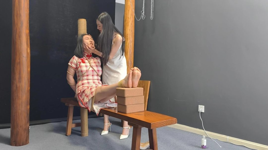 女T 严刑拷打 老虎凳后还能坚持吗？敬请期待吧。-6