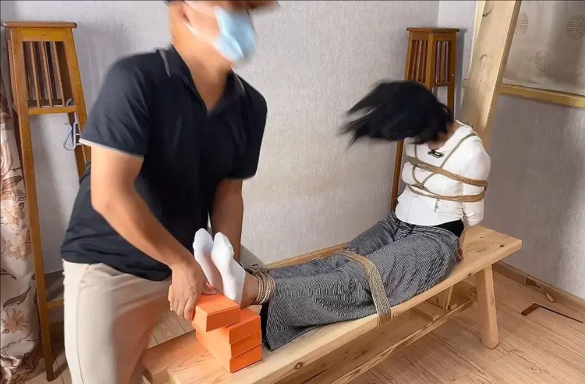 抓捕 带走 审讯室 老虎凳 捆绑痛苦到挣扎晕倒-6