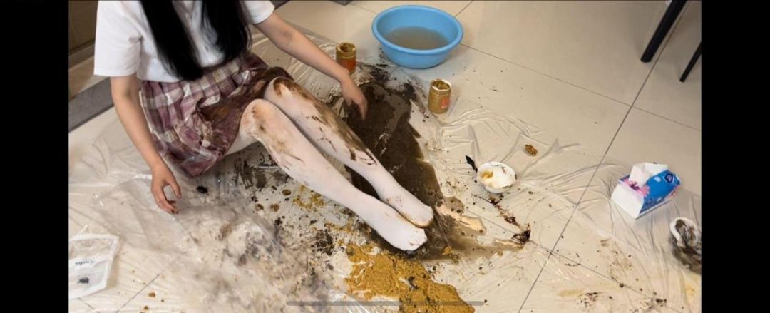 白丝jk妹子踩粘稠物体，浴室玩泥土巧克力-7