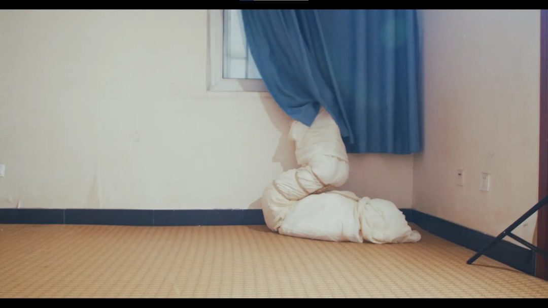白布和医用砂带包成木乃伊-5
