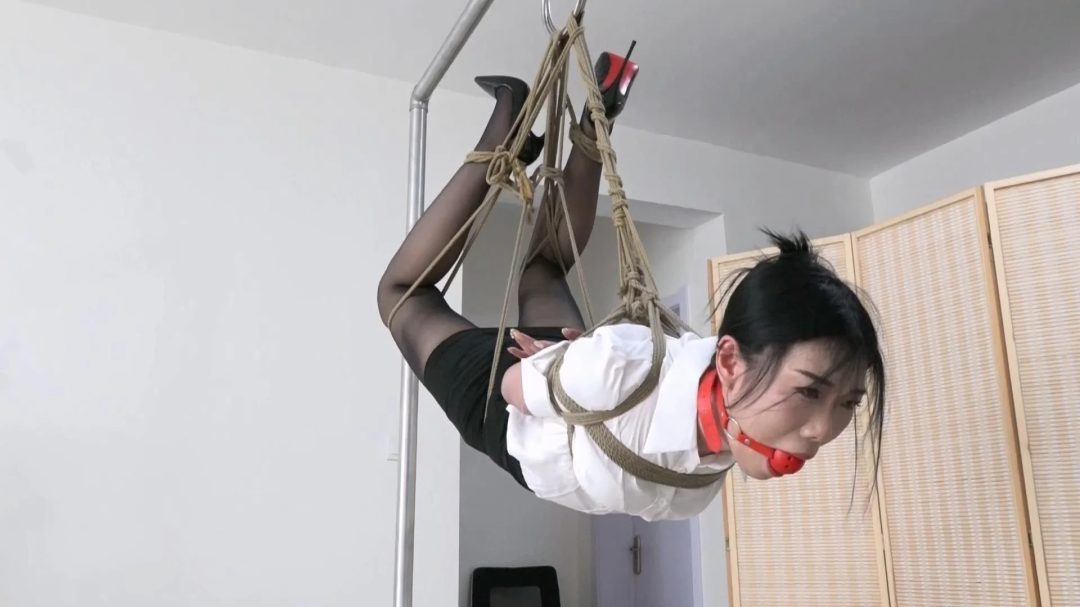 逍遥定拍：翻拍经典老片《受罚》 犯错的女秘书韩玉被悬空吊起放置接受惩罚-5