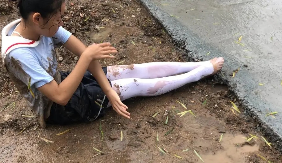 暴雨天白丝萝莉雨中马路打滚玩泥-11