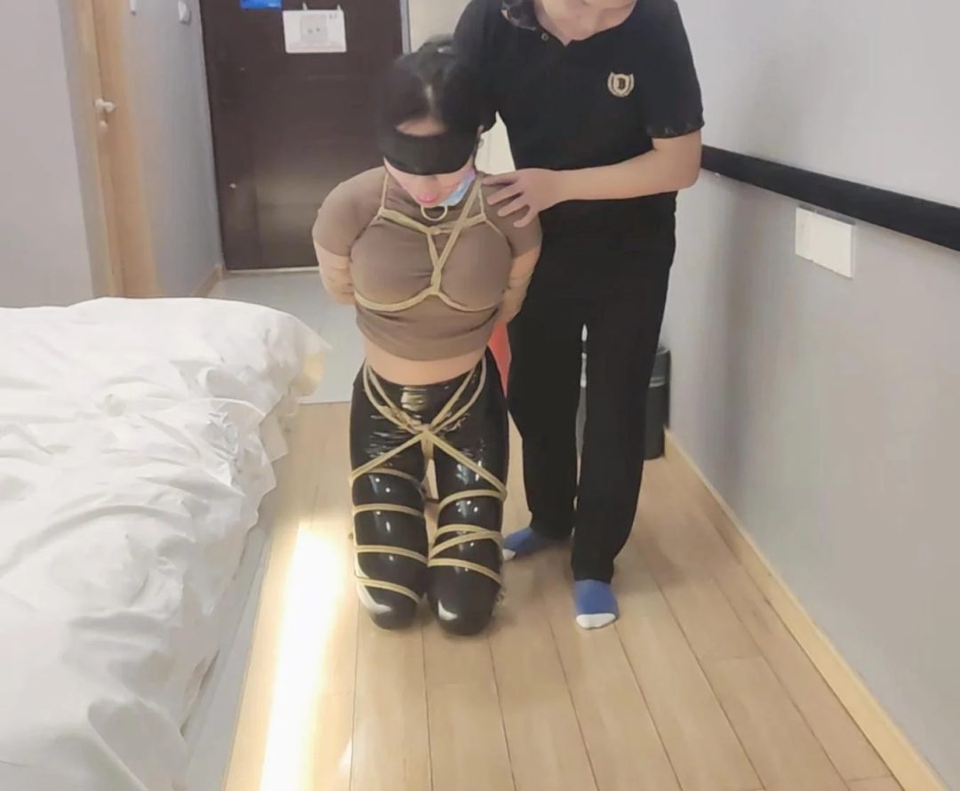 预约比明星漂亮超级女神晓涵酒店捆绑终极TJ过程(晓涵最后一部 三部中必看的一部） 附一张本人头像照片（全程对话 真实体验）-11