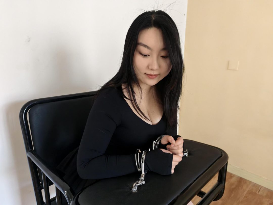 【忘忧社工作室】新模特想体验手铐脚镣，工作人员为他戴上手铐，并让他感受其感觉。接着，模特被要求试戴脚铐，但因工作人员操作不当，导致脚铐反了且太紧-4