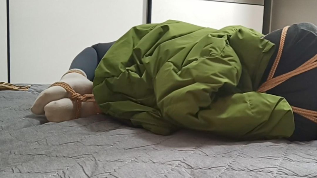 晴子大床上的例行训练第三季，大长腿、脏白袜、欧式直臂、股绳驷马放置，附赠10公分凉高美足自我展示片段,，晴子被冻感冒了-3