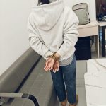 小鹿、雪地靴白袜挠痒