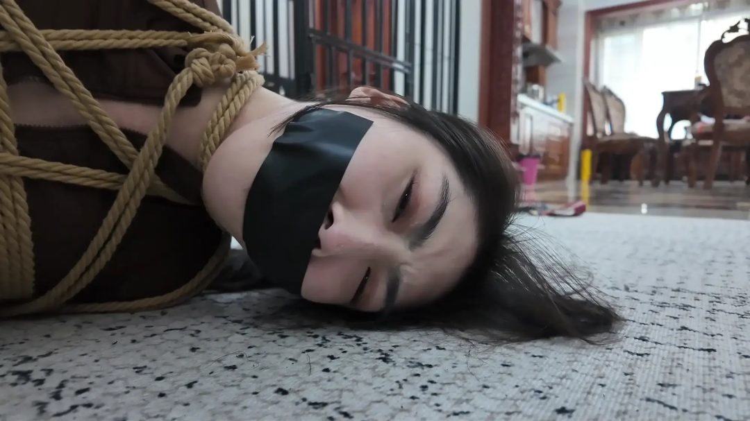 枫叶工作室原创定拍 剧情片—《旅途噩梦》第1集 雨诺徒步旅行遭遇人F夫妻 南清出手相救反被治服-14 枫叶工作室原创定拍 剧情片—《旅途噩梦》第1集 雨诺徒步旅行遭遇人F夫妻 南清出手相救反被治服-14
