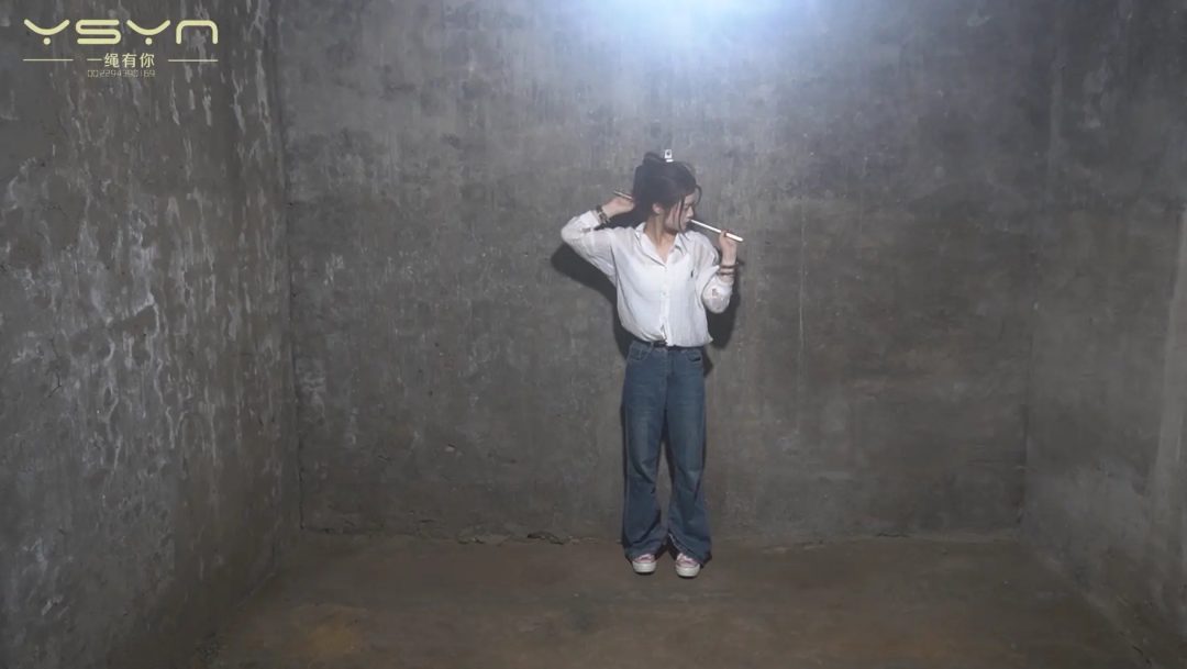 【罪恶囚禁】小菲颈拷不锈钢连杆放风时逃跑未果被惩罚带到牢房金属驷马挣扎挠脚心满头大汗-11