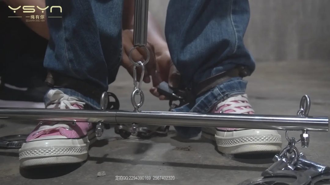 【罪恶囚禁】小菲颈拷不锈钢连杆放风时逃跑未果被惩罚带到牢房金属驷马挣扎挠脚心满头大汗-7