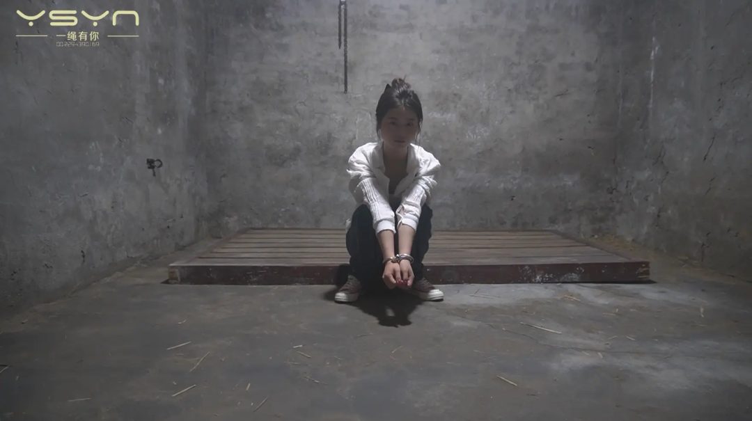 【罪恶囚禁】小菲颈拷不锈钢连杆放风时逃跑未果被惩罚带到牢房金属驷马挣扎挠脚心满头大汗-5