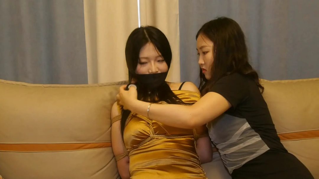 《劫案惊魂 二 》 上集 姐妹花在家中被入室劫匪捆绑打劫，姐妹两个结局怎么样-4