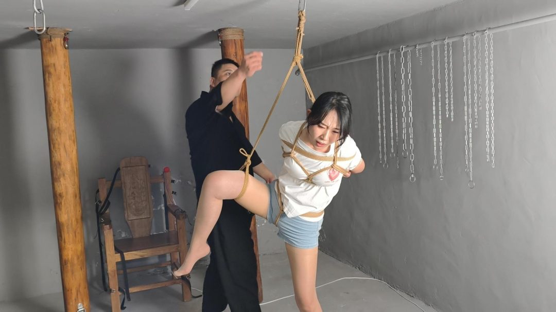 【忘忧社工作室】家庭主妇琪琪因丈夫整天无所事事、只知道吃喝玩乐而感到不满，与丈夫发生争执并被其殴打，关笼子，吊起来-8