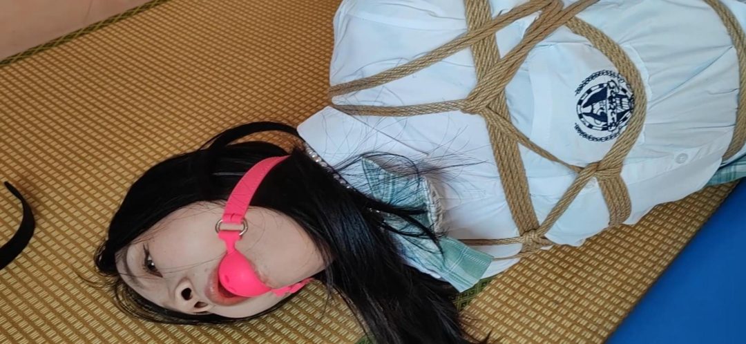 娜娜大号口球堵嘴《日式并腿海老和日式极限驷马放置》及访谈，大号口球撑满嘴，只能任凭口水一直流驷马拉得太紧给娜娜痛得挣吟-9