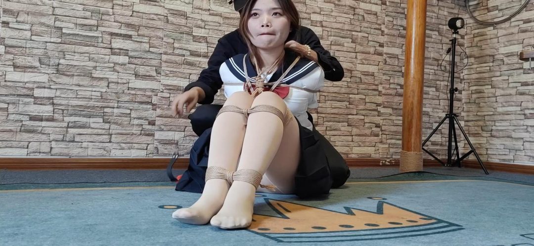 大学生妮妮试镜，大号口球堵嘴《后手观音和直臂并腿海老缚放置》绑得只能扭动完全动不了，大号口球把小嘴塞满撑到极限，受不了，只能挣吟叫解开-6